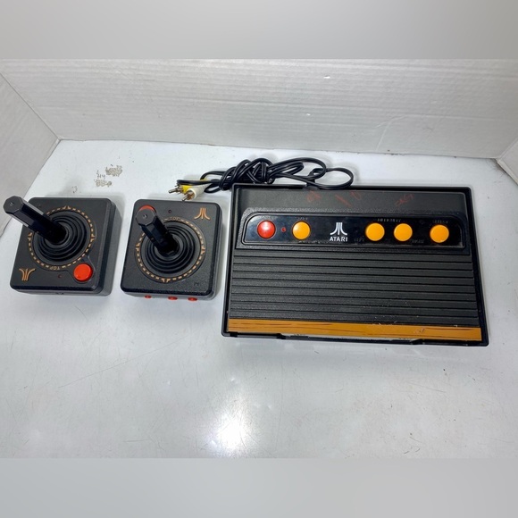 Atari Flashback 4 special edition console & 2 controllers. - Picture 3 of 14